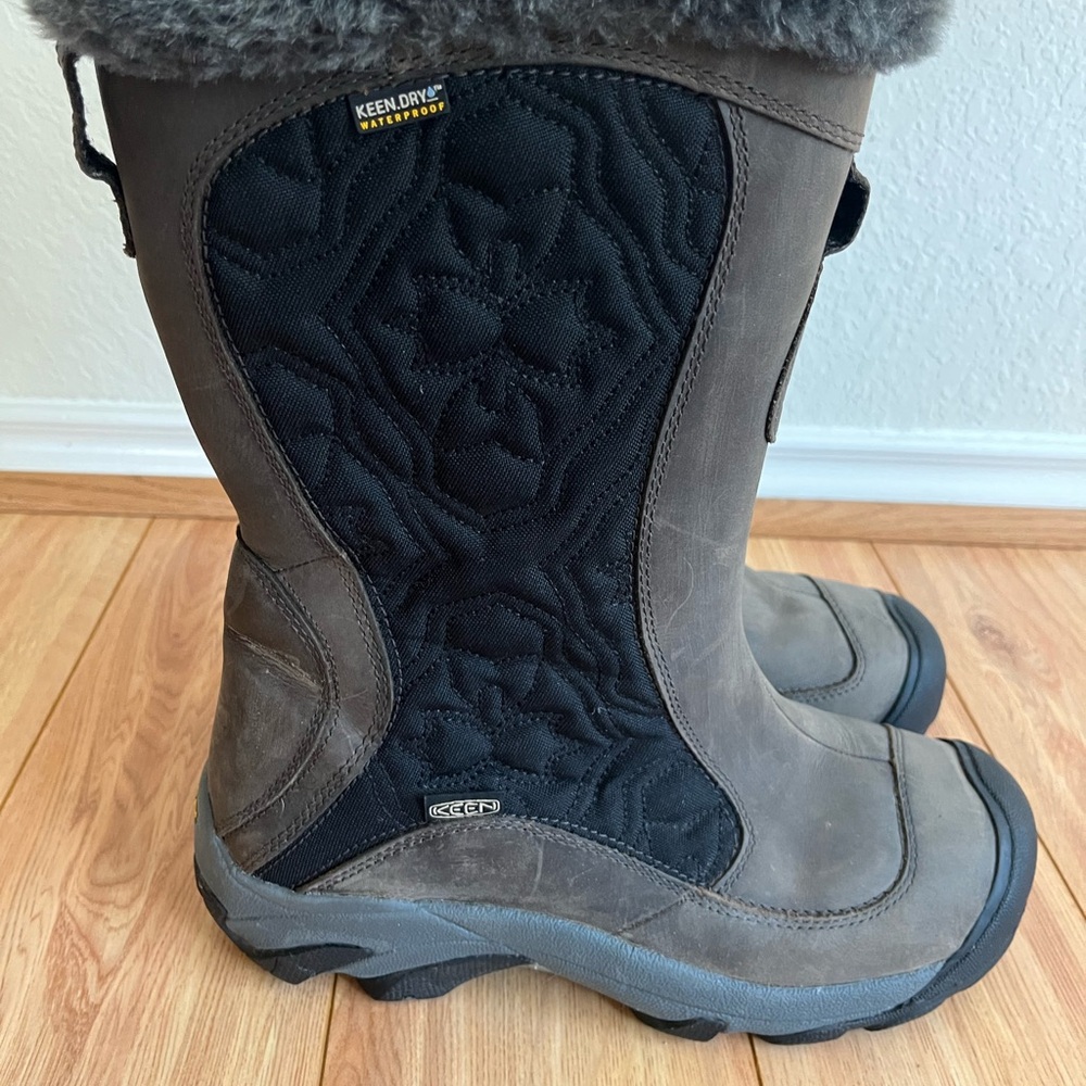 KEEN Women's Black and Grey Winter Boots SZ9.5
